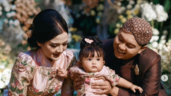 7 Foto Tedak Siten Baby Cunda Anak Denny Caknan-Bella Bonita, Imut Berkebaya