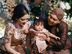 7 Foto Tedak Siten Baby Cunda Anak Denny Caknan-Bella Bonita, Imut Berkebaya