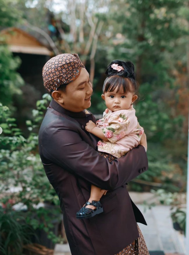 Dalam Instagram Story miliknya Denny juga mengunggah fotonya bersama Cunda dengan keterangan, jantung hatiku. Terlihat Cunda yang anteng digendong oleh ayahnya. Foto: Instagram/@denny_caknan