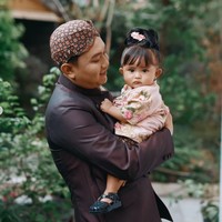 Dalam Instagram Story miliknya Denny juga mengunggah fotonya bersama Cunda dengan keterangan, jantung hatiku. Terlihat Cunda yang anteng digendong oleh ayahnya. Foto: Instagram/@denny_caknan