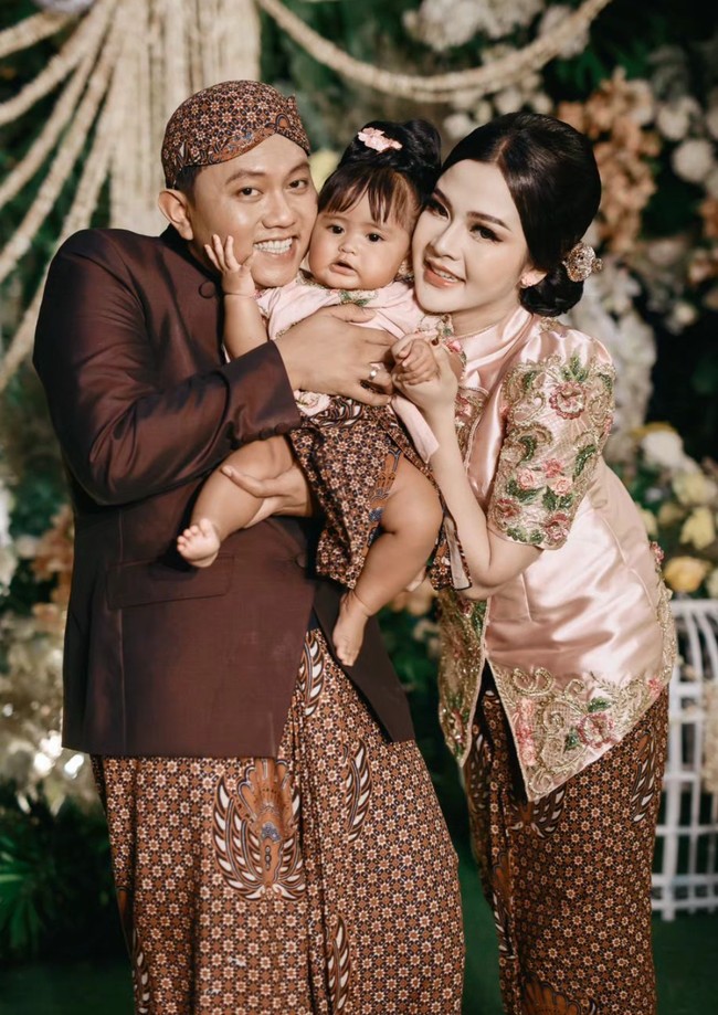 Di acara tersebut Cunda diberikan pilihan beberapa benda di depannya. Rupanya yang diambil Cunda ialah mikrofon.  Foto: Instagram/@denny_caknan