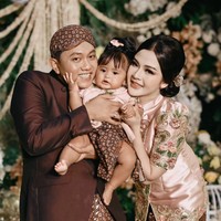 Di acara tersebut Cunda diberikan pilihan beberapa benda di depannya. Rupanya yang diambil Cunda ialah mikrofon.  Foto: Instagram/@denny_caknan