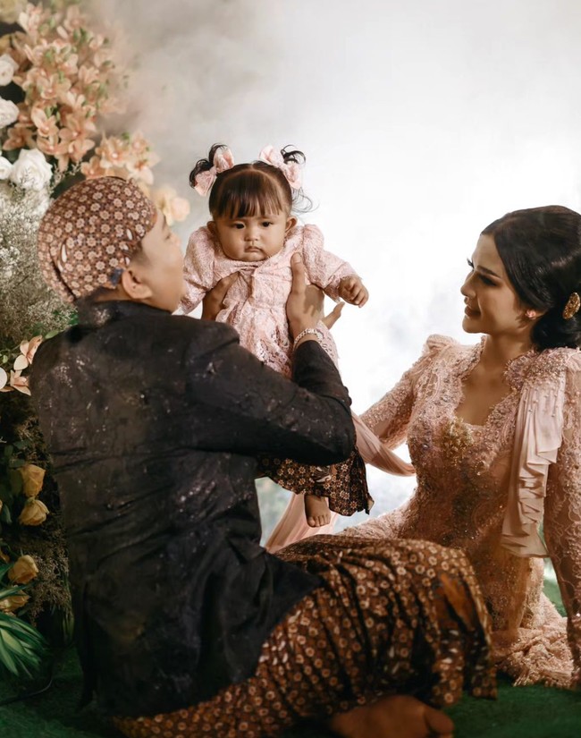 Tedak siten sendiri diketahui merupakan upacara adat Jawa saat anak pertama kali menapakkan kaki ke tanah. Biasanya acara tersebut digelar saat anak berusia 7 hingga 8 bulan. Foto: Instagram/@denny_caknan