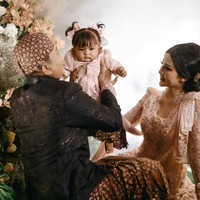 Tedak siten sendiri diketahui merupakan upacara adat Jawa saat anak pertama kali menapakkan kaki ke tanah. Biasanya acara tersebut digelar saat anak berusia 7 hingga 8 bulan. Foto: Instagram/@denny_caknan