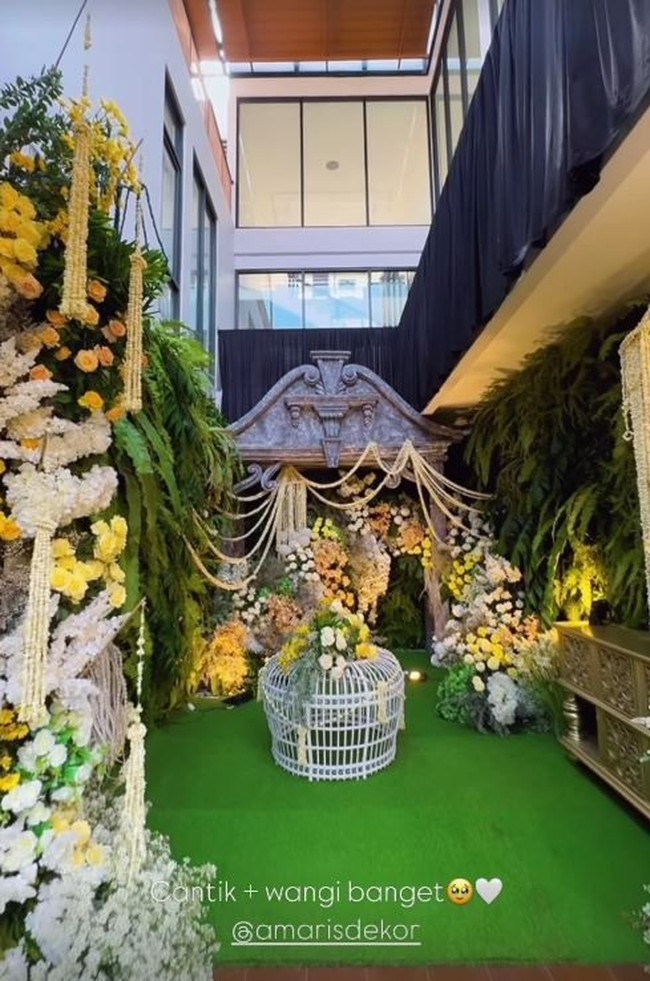 Acara tedak siten tersebut digelar di kediaman Denny di kawasan Ngawi, Jawa Timur. Dari foto yang dibagikan terlihat kediamannya itu didekor dengan meriah bertabur bunga yang didominasi warna kuning, putih, dan oranye. Foto: Instagram/@denny_caknan