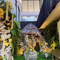 Acara tedak siten tersebut digelar di kediaman Denny di kawasan Ngawi, Jawa Timur. Dari foto yang dibagikan terlihat kediamannya itu didekor dengan meriah bertabur bunga yang didominasi warna kuning, putih, dan oranye. Foto: Instagram/@denny_caknan