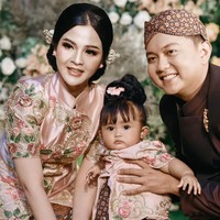 Denny Caknan dan Bella Bonita baru saja menggelar acara tedak siten untuk putri kecilnya yang sudah genap berusia 7 bulan. Terlihat ketiganya kompak mengenakan pakaian adat Jawa. Foto: Instagram/@denny_caknan