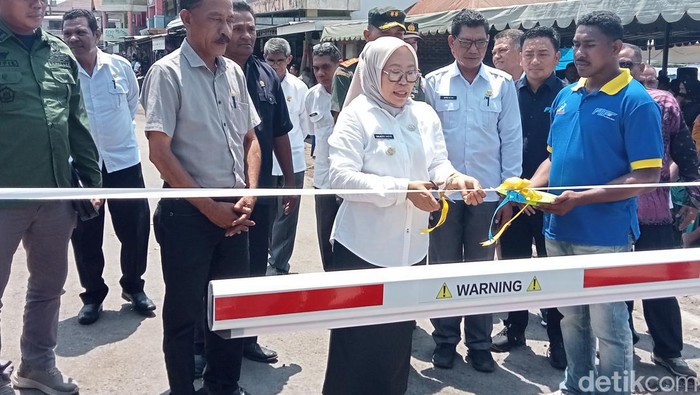 Digitalisasi di Pasar Inpres Larantuka, Flores Timur, NTT, pedagang bisa membayar parkir hingga toilet dengan kartu e-retribusi, Rabu (25/9/2024).