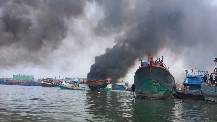 Dua buah kapal yang sedang bersandar di Pelabuhan Muara Baru, Jakarta Utara, terbakar.