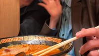Kalau ini kebersamaan Enzy bersama sang suami, Maulana Kasetra. Momen ini diambil ketika keduanya liburan ke Jepang dan menikmati ramen di sebuah restoran. Foto: Instagram @enzystoria