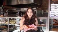 Enzy juga mengabadikan beberapa momen kulinernya dalam bentuk video. Seperti momennya  menikmati pizza klasik di Upside Pizza New York, Amerika Serikat. Foto: Instagram @enzystoria