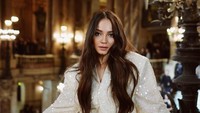 Enzy Storia, aktris dan model asal Indonesia yang mencuri perhatian berkat tampil di Paris Fashion Week 2024 untuk LOreal Paris. Ia mengenakan gaun berwarna silver yang membuat penampilannya luar biasa. Foto: Instagram @enzystoria