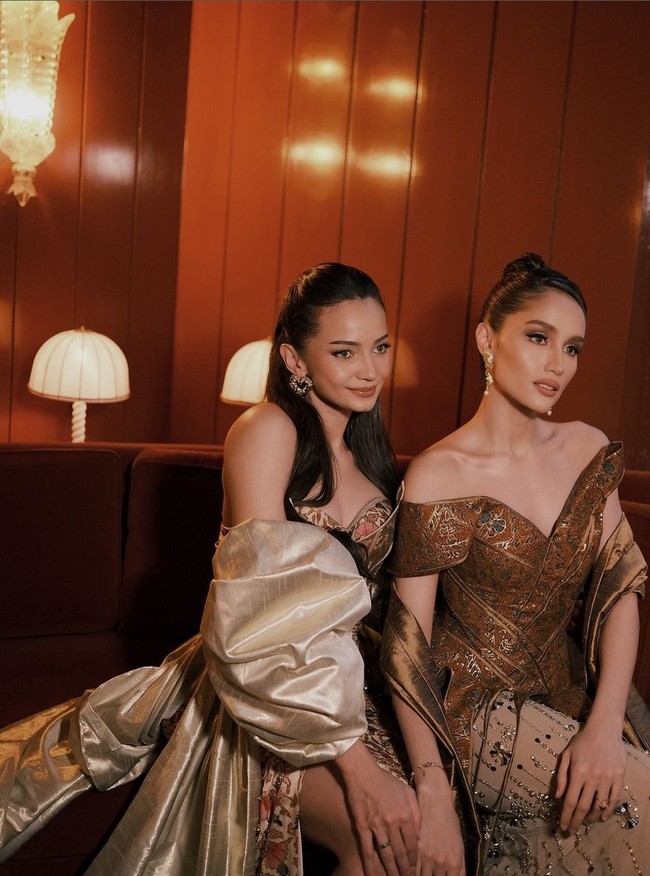 Cinta Laura dan Enzy Storia diundang untuk menghadiri gala dinner, sebelum tampil di catwalk ‘Le Defile L’Oreal Paris - Walk Your Worth’ pada Senin (23/9/2024). Keduanya kompak memakai gaun mewah berbahan batik. Foto: (Instagram/@enzystoria @bubahalfian)