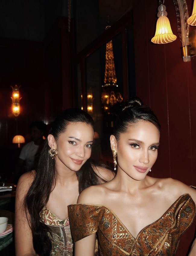 Gaun bernuansa cokelat-emas tersebut merupakan rancangan desainer Ansoe, yang dikreasikan bergaya glamor dan modern namun tetap kental unsur tradisional. Foto: (Instagram/@enzystoria @bubahalfian)