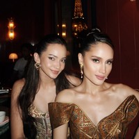 Gaun bernuansa cokelat-emas tersebut merupakan rancangan desainer Ansoe, yang dikreasikan bergaya glamor dan modern namun tetap kental unsur tradisional. Foto: (Instagram/@enzystoria @bubahalfian)