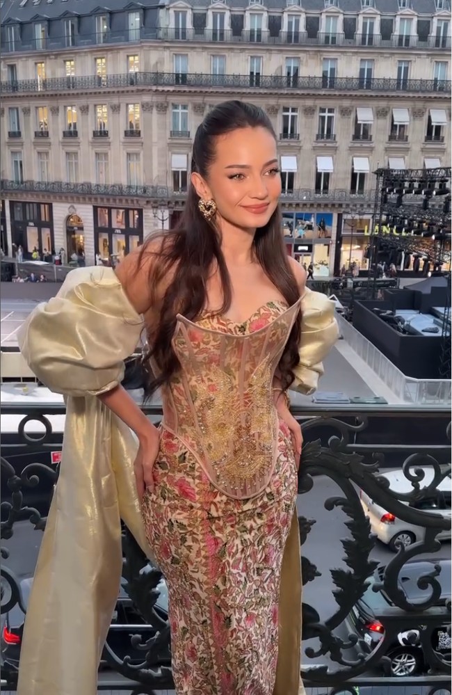 Aksesori anting dan gelang berkilauan serta tatanan rambut kuncir tengah melengkapi keseluruhan gayanya. Foto: (Instagram/@enzystoria @bubahalfian)