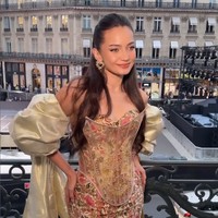 Aksesori anting dan gelang berkilauan serta tatanan rambut kuncir tengah melengkapi keseluruhan gayanya. Foto: (Instagram/@enzystoria @bubahalfian)