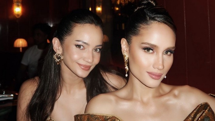 Enzy Storia dan Cinta Laura Pakai Gaun Batik di Paris Fashion Week