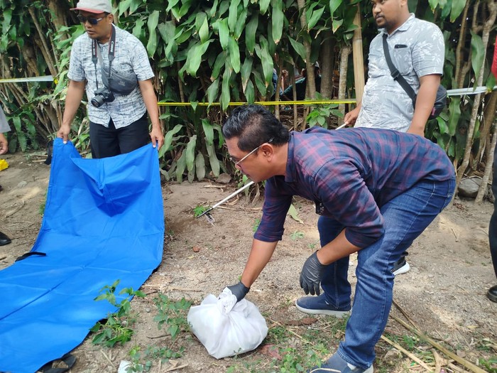 Evakuasi bayi yang ditemukan di blitar