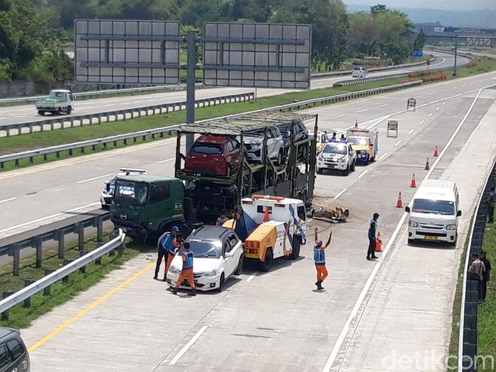 Evakuasi truk pengangkut mobil yang menabrak mobil Etios di jalan tol Boyolali Km 492, Rabu (25/9/2024) siang.