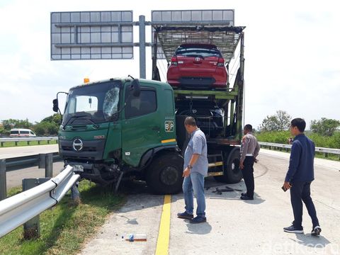 Evakuasi truk pengangkut mobil yang menabrak mobil Etios di jalan tol Boyolali Km 492, Rabu (25/9/2024) siang.