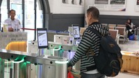Stasiun Pasar Senen melayani rata-rata 8.000 hingga 10.000 penumpang per hari, dengan peningkatan menjadi 11.000 hingga 15.000 pada akhir pekan, dan lebih dari 20.000 saat libur sekolah atau Lebaran.