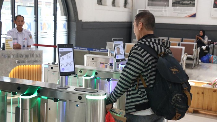 PT KAI Daop 1 Jakarta terus berbenah untuk melakukan peningkatan pelayanan. Sebelumnya Face Recognition disediakan di Stasiun Gambir sejak September tahun lalu. Kini Face Recognition telah hadir juga di Stasiun Pasar Senen sejak Sabtu (14/9) lalu.
