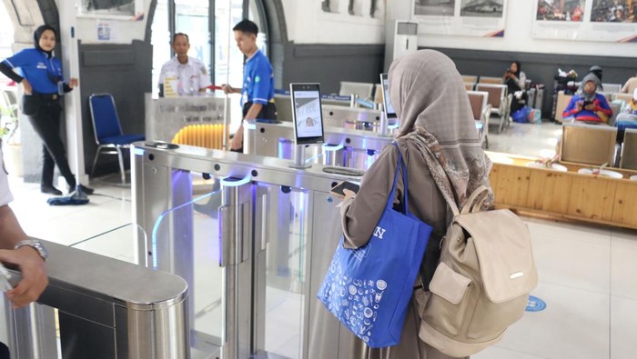 PT KAI Daop 1 Jakarta terus berbenah untuk melakukan peningkatan pelayanan. Sebelumnya Face Recognition disediakan di Stasiun Gambir sejak September tahun lalu. Kini Face Recognition telah hadir juga di Stasiun Pasar Senen sejak Sabtu (14/9) lalu.
