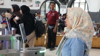 Fasilitas di Stasiun Pasar Senen terus diperbarui demi kenyamanan penumpang. Dengan adanya face recognition, proses boarding menjadi lebih cepat dan mudah. Penumpang kini dapat menikmati tambahan fasilitas seperti pendingin udara di zona 3 atau hall stasiun, serta eskalator yang menghubungkan hall dengan Peron 3 dan Peron 4 KAJJ.