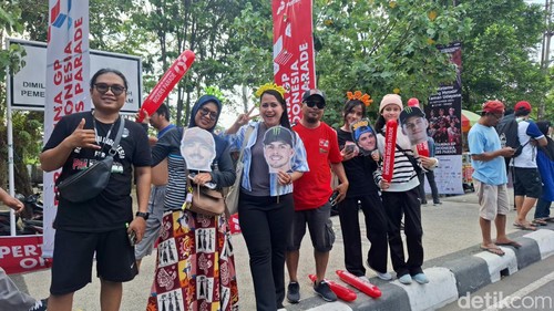 Fans Fabio Datang Jauh-Jauh dari Surabaya Hanya untuk Berikan Gelang Khusus untuk Pebalap Italia Tersebut









MATARAM-Nina, warga Surabaya, Jawa Timur sengaja datang jauh-jauh dari Kota Pahlawan menuju Side Event Parade MotoGP Mandalika 2024 di Kota Mataram demi melihat Fabio Di Giannantonio secara langsung.



“Saya baru saja sampai bandara (Bandara Internasional Lombok), langsung meluncur ke Teras Udayana buat lihat Fabio,” kata Nina, pada detikBali, Rabu (25/9/2024).



Nina datang ke Kota Mataram tak sendiri. Ia datang bersama rekan-rekannya sesama penggemar Fabio, pebalap asal Italia tersebut. Jumlahnya tak tanggung-tanggung.



“Kami memang sengaja datang kesini untuk lihat Fabio, dari para fans Fabio yang datang ke Lombok sekitar 80 orang (yang lain sedang menyusul),” jelas perempuan yang tengah mengenakan atribut bando kuning bertuliskan ‘Diggia49’.



Tidak hanya menonton pebalap Ducati itu di side event MotoGP Mandalika 2024 di Kota Mataram, Nina beserta rekan-rekannya juga akan menonton Fabio bertanding di Sirkuit Internasional Mandalika, Lombok Tengah, Nusa Tenggara Barat (NTB) pada 27-29 September besok.



“Pastinya dong, nggak hanya datang di parade, kami juga akan menonton Fabio di sirkuit besok,” ujarnya.



Dari pantauan detikBali, Nina beserta rekan-rekan nya tampak menggunakan atribut yang cukup nyentrik dibandingkan para penonton yang datang di side event parade MotoGP Mandalika 2024, Kota Mataram. Selain menggunakan bando berwarna kuning dengan tulisan Diggia49, mereka juga mencetak muka pebalap 25 tahun tersebut dengan ukuran raksasa.



“Ini (atribut) semua kita persiapkan hanya sehari. Saya sudah siapkan gelang buat Fabio, semoga bisa sampai ke tangan Fabio langsung,” terangnya sembari memperlihatkan gelang khusus untuk pebalap Italia tersebut.



Diketahui, event MotoGP Mandalika 2024 ini akan digelar di Sirkuit Internasional Mandalika, Lombok Tengah (Loteng), NTB pada 27-29 September mendatang. Sementara itu, ajang balap bergengsi ini akan diikuti oleh 22 pebalap reguler dari 11 tim. 

Para fans Fabio Di Giannantonio dari Surabaya.