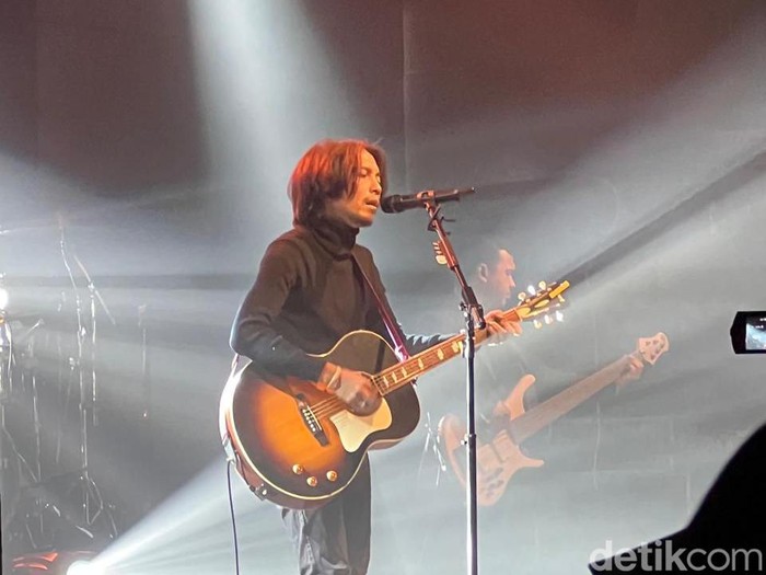 Fiersa Besari saat tampil dalam sebuah konser. Fiersa Besari saat tampil dalam sebuah konser.