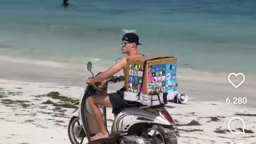 Tangkapan layar aksi pembalap Elf Marc VDS Racing, Filip Salac berjualan es krim di Pantai Mandalika. Foto (Instagram @filipsalac12)