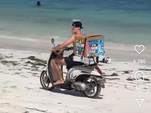 Es Krim... Es Krim... Bukannya Balapan, Filip Salac Malah Jualan di Mandalika
