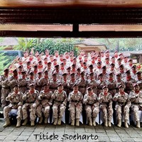 Unggahan tebarunya di Instagram memperihatkan gaya yang lain dari biasanya itu. Dari keterangan unggahan tersebut, diketahui Titiek memakai baju tersebut dalam rangka pendidikan dan pelatihan (diklat) di Hambalang, Jawa Barat. (Foto: Intagram/@titieksoeharto)