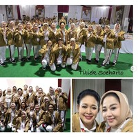 Di kesempatan yang sama, ibu dari desainer Didit Hediprasetyo ini juga memakai seragam lainnya berupa track-suit putih dipadu parka coklat. (Foto: Intagram/@titieksoeharto)