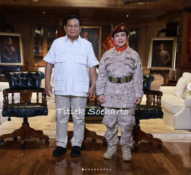 Dengan baju militernya yang lengkap dengan sabuk dan topi baret, Titiek sempat berfoto bersama Prabowo, mantan suaminya yang juga ketua umum Gerindra sekaligus presiden terpilih 2024. Di kolom komentar, banyak netizen yang memuji keakraban mereka. (Foto: Intagram/@titieksoeharto)