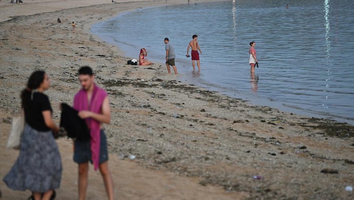 Wisatawan beraktivitas di Pantai Kuta Mandalika, Lombok Tengah, NTB, Rabu (25/9/2024). Kemenparekraf memperkirakan adanya pergerakan hingga 102 ribu wisatawan di Mandalika dimana 12 hingga 15 persennya adalah wisatawan mancanegara karena adanya  perhelatan balap motor MotoGP. ANTARA FOTO/Akbar Nugroho Gumay/nz