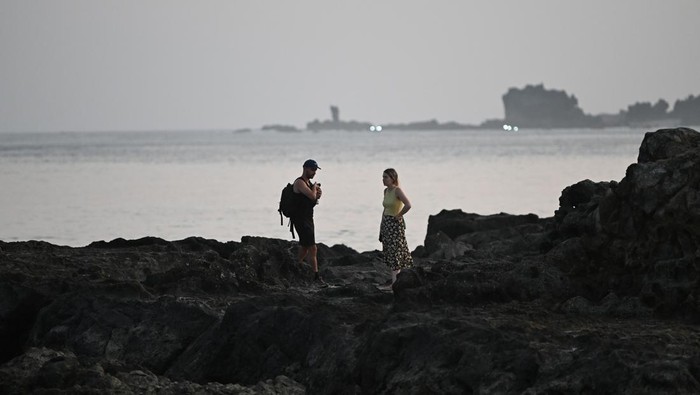Wisatawan beraktivitas di Pantai Kuta Mandalika, Lombok Tengah, NTB, Rabu (25/9/2024). Kemenparekraf memperkirakan adanya pergerakan hingga 102 ribu wisatawan di Mandalika dimana 12 hingga 15 persennya adalah wisatawan mancanegara karena adanya  perhelatan balap motor MotoGP. ANTARA FOTO/Akbar Nugroho Gumay/nz
