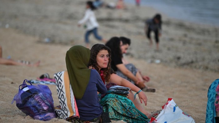 Wisatawan beraktivitas di Pantai Kuta Mandalika, Lombok Tengah, NTB, Rabu (25/9/2024). Kemenparekraf memperkirakan adanya pergerakan hingga 102 ribu wisatawan di Mandalika dimana 12 hingga 15 persennya adalah wisatawan mancanegara karena adanya  perhelatan balap motor MotoGP. ANTARA FOTO/Akbar Nugroho Gumay/nz
