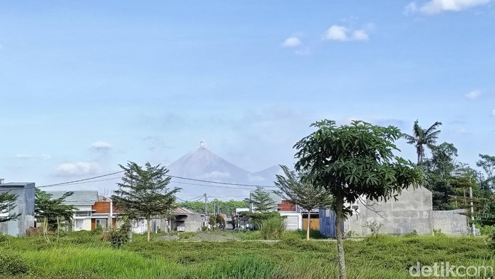 Gunung Semeru erupsi pagi ini