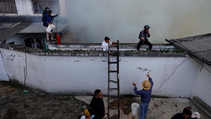 Hutan Ekuador Membara gegara Kekeringan People help to extinguish a wildfire, in Quito, Ecuador September 24, 2024. REUTERS/Karen Toro
