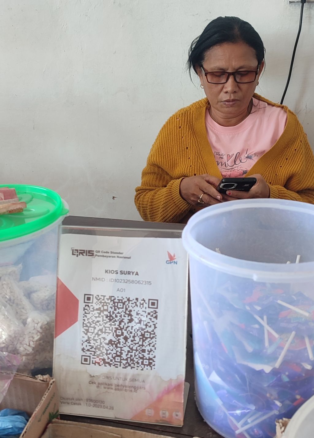 Ibu Polina, pedagang ritel di Oepoli, Kab Kupang, NTT