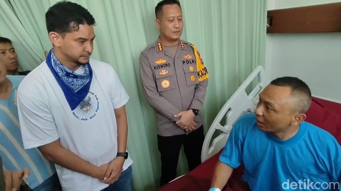Irfan Nurbani (42), saat dijenguk oleh Polisi, perwakilan Bobotoh, dan PT PBB, di RSUD Otista, Soreang, Rabu (25/9/2024).