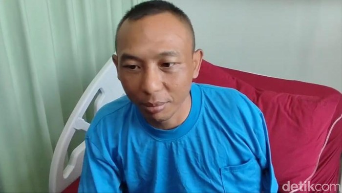 Irfan Nurbani (42), saat dijenguk oleh Polisi, perwakilan Bobotoh, dan PT PBB, di RSUD Otista, Soreang, Rabu (25/9/2024).