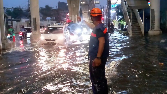 Hujan deras melanda wilayah DKI Jakarta, Rabu (25/9) sore. BPBD DKI Jakarta melaporkan banjir timbul di Jalan Ciledug Raya, Cipulir, Jakarta Selatan.
