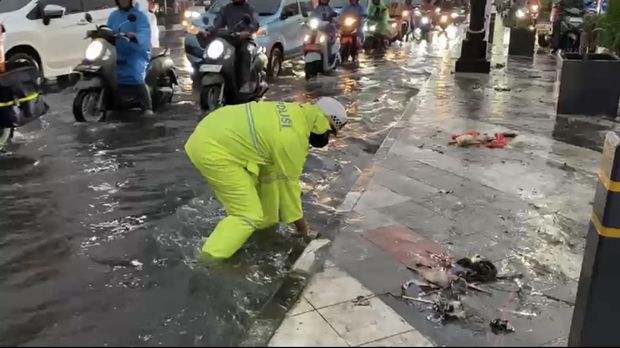 Wilayah Kota Depok, Jawa Barat, diguyur hujan deras hingga berimbas Jalan Margonda Raya tergenang air, Rabu (25/9/2024) sore. Lalu lintas (lalin) kendaraan Jalan Margonda Raya macet pada saat jam pulang kantor.