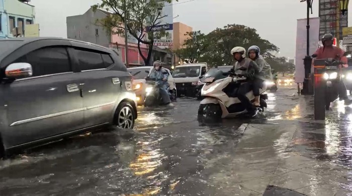 Wilayah Kota Depok, Jawa Barat, diguyur hujan deras hingga berimbas Jalan Margonda Raya tergenang air, Rabu (25/9/2024) sore. Lalu lintas (lalin) kendaraan Jalan Margonda Raya macet pada saat jam pulang kantor.