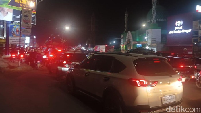Kemacetan arus lalu lintas di Jalan Perintis Kemerdekaan, Makassar, Sulawesi Selatan, Rabu (25/9/2024).