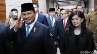 Prabowo memberikan hormat saat tiba di gedung Nusantara II, Senayan, Jakarta.  