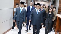 Prabowo disambut oleh Ketua Komisi I DPR RI Meutya Hafid saat tiba di gedung Nusantara II.  
